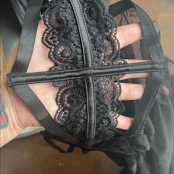 Elegant Black Lace Chemise - Picture 5 of 6